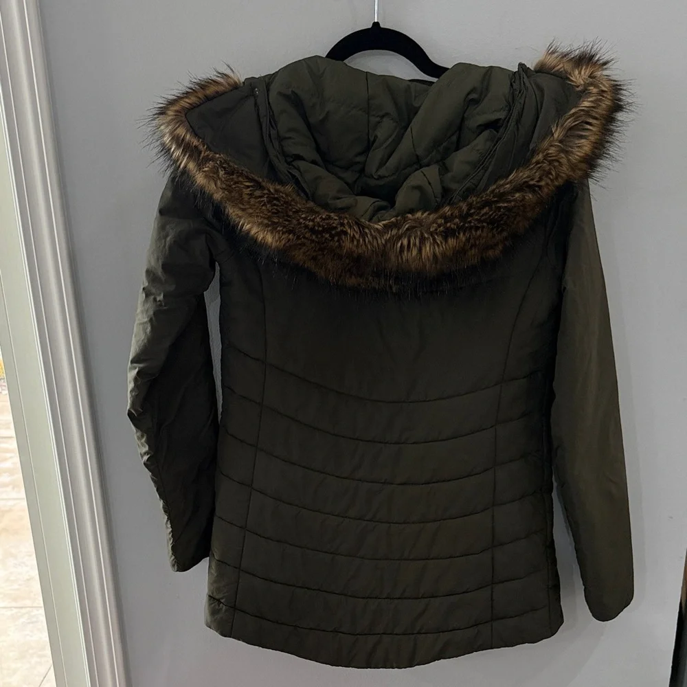 The North Face Women's Olive Puffer Jacket with Faux Fur Trim - Picture 5 of 6